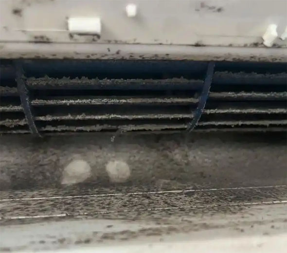 钟楼空调吹的风有股烧焦味是怎么回事